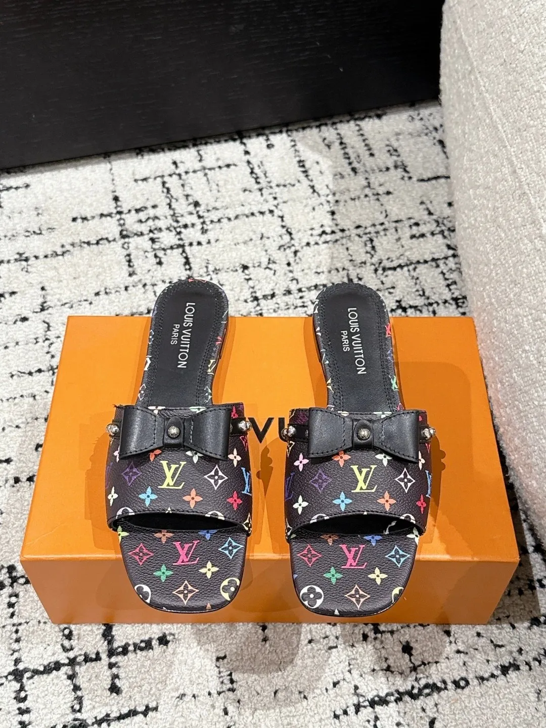 👟👟Ex-factory price 480👟👟 LouisVuitton 25/ Spring and summer new style black and white three-color cat-heeled flat sandals. It is difficult not to doubt whether it borrowed from the Tang Dynasty's Tang Sancai as a basis and innovated it into the classic LV logo. It used color and the large area of ​​​​the upper color as a contrast to create the white or black three-color element style of the upper, creating another classic style! Super greasy on feet! Indescribable fashion! It’s easy to match every day, and it’s very relevant to the changes and development of the times! Kitten heels are super easy to wear and give your feet a full summer vibe!  ✔️Material: original customized fabric ✔️Inner lining: cow lining ✔️Outsole: genuine leather outsole imported from Italy ✔️Size: #35-41 (40.41 customization is not returnable)